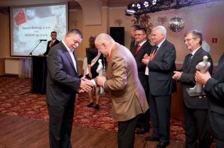 Michał Andrzejewski z firmy GAMM-BUD sp. z o.o. odbiera nagrodę TYTAN 2013 w kategorii 