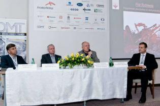 Panel dyskusyjny: Przygotowanie placu budowy do robót geotechnicznych. Od lewej: Przemysław Nowak - Aarsleff sp. z o.o., Sławomir Płyś – Keller Polska sp. z o.o., Wojciech Szwejkowski - Polskie Zrzeszenie Wykonawców Fundamentów Specjalnych, moderator: Pio