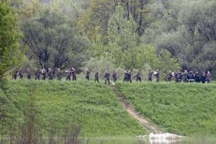 odbudowa wału przeciwpowodziowego w okolicy ul. Wioślarskiej - w akcji udział biorą żołnierze, straż pożarna i wolontariusze
