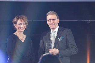 Od lewej: Karin Ahl - prezes FTTH Council Europe i Dik Wessels. Nagroda indywidualna za rolę, jaką odegrał w inwestycjach rodzinnej grupy Reggeborgh w infrastrukturę FTTH / fot. Quality Studio dl