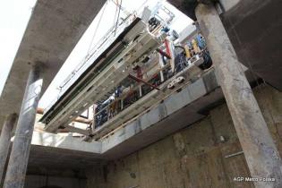 Opuszczanie części zaplecza do szybu startowego - 02.04.2012 r. / fot. z archiwum AGP Metro Polska