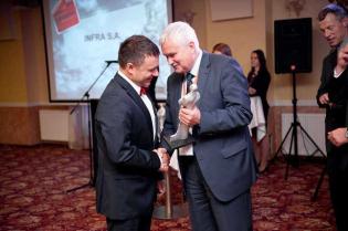 Tomasz Daniłoś z firmy INFRA S.A. odbiera nagrodę TYTAN 2013 w kategorii 