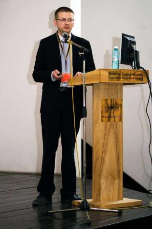 Piotr Karbownik z firmy CEMEX Polska sp. z o.o. przedstawia mieszanki wypełniające GRUNTON, opisuje ich właściwości wskazuje obszary i możliwości ich zastosowań / fot. inzynieria.com