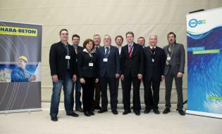 Właściciele firmy HABA-Beton, pracownicy oraz wykładowcy seminarium. Fot. www.inzynieria.com