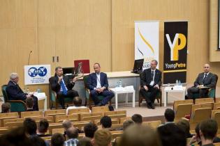 Od lewej: prof. Stanisław Nagy - Akademia Górniczo-Hutnicza w Krakowie, dr Jeff Spath - Prezes SPE, Guido van den Bos -  Wiceprezes Oilwell Varco na Europę i Afrykę Subsaharyjską, Matthias Meister - Dyrektor SPE Regionalny na Europę Wschodnią, Parker Snyd