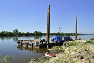 Barka sprowadzona z Danii do pogłębiania i budowy sztucznej wyspy, stan na maj 2011 / fot. Link PR