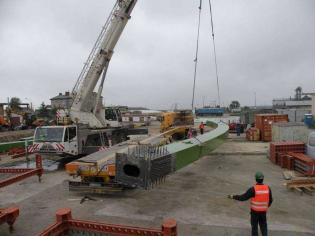 Przygotowania do montażu mostu stalowego w Darłowie nad Wieprzą. Fot. z archiwum Promostal