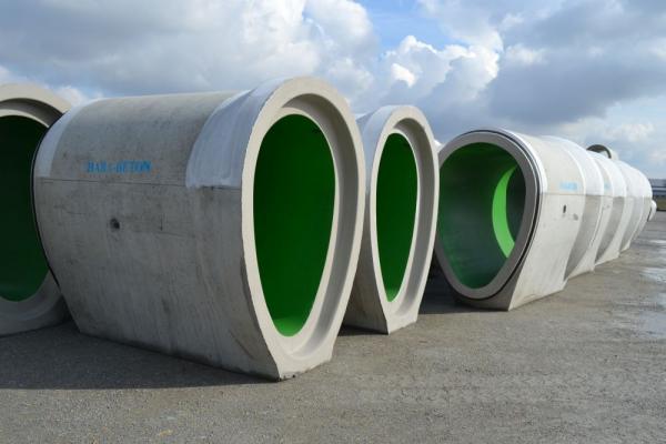 Zdjęcie II linia stołecznego metra:  Stacja Targówek nie jest jedyną, podczas budowy której wykorzystano produkty Haba Beton. Rury o profilu jajowym 1200/1800 mm, 700/1050 mm oraz DN1000 z pełną okładziną PEHD wykorzystane zostały podczas budowy stacji Księcia Janusza, która stanowi część zachodniego odcinka II linii metra. 
