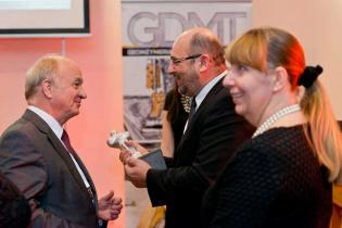 Gratulacje od prof. dr. hab. inż. Kazimierza Gwizdały z Politechniki Gdańskiej odbiera Robert Sołtysik z firmy Soley sp. z o.o. / fot. Quality Studio dla www.inzynieria.com