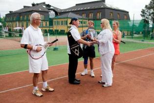 Robert Wójcik z firmy Per Aarsleff Polska sp. z o.o. odbiera nagrodę za zwycięstwo w turnieju z rąk Moniki Socha-Kośmider z Wydawnictwa INŻYNIERIA sp. z o.o. Fot. Quality Studio dla www.inzynieria.com