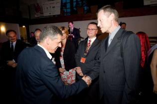 Tomasz Tutaj z firmy UNIMARK sp. z o.o. przyjmuje gratulacje od dr inż. Andrzej Kolonko z Politechniki Wrocławskiej za otrzymanie nagrody TYTAN w kategorii firma roku