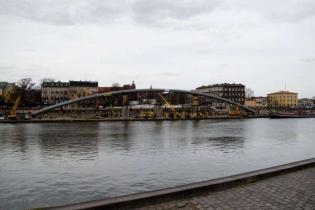 Budowa kładki - stan na 30.03.2010; fot.: inzynieria.com