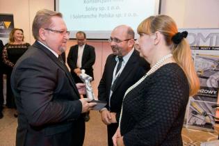Dr hab. inż. Maciej Kumor, prof. UTP wręcza Nagrodę TYTAN laureatom: Robertowi Sołtysikowi i Iwonie Rauk-Stępień z firmy Soley sp. z o.o. / fot. Quality Studio dla www.inzynieria.com