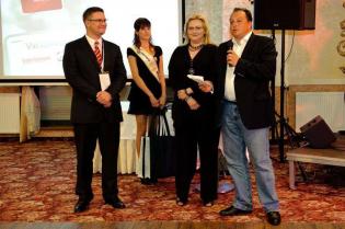 Paweł Kośmider i Monika Socha-Kośmider z Wydawnictwa INŻYNIERIA sp. z o.o. oraz  Dymitr Petrow-Ganew z firmy Herrenknecht AG. Fot. Quality Studio dla www.inzynieria.com