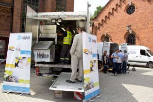 Pokaz firmy BLEJKAN S.A. Proces nasączania rękawa na placu budowy / fot. Quality Studio dla www.inzynieria.com