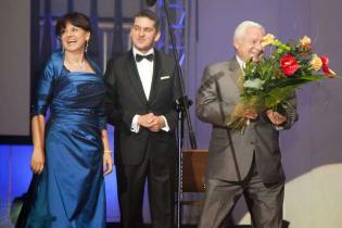 Grażyna Czopek - Przewodnicząca Małopolskiego Oddziału ZMRP, Tomasz Szuba - Wiceprzewodniczący Małopolskiego Oddziału ZMRP, Zbigniew Skoplak - laureat nagrody w kategorii Projektant Roku. Fot. www.inzynieria.com