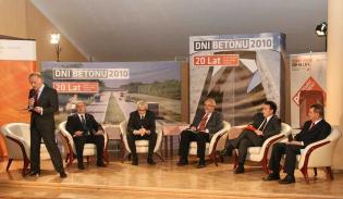 Debata publiczna pt. Beton a zrównoważone budownictwo. Od lewej: Tadeusz Mosz, Tomasz Rudnicki, Stefan Kuryłowicz, Tadeusz Syryjczyk, Marcin Peterlik, Konrad Jaskóła. Fot. inzynieria.com