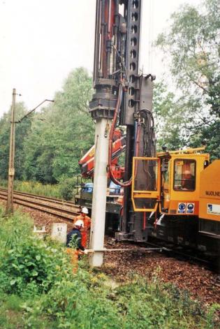 Aarsleff sp. z o.o. ponad dwadzieścia lat temu wdrożyła w Polsce technologię pali prefabrykowanych do posadowienia słupów trakcyjnych, która po dziś dzień jest podstawową technologią wykorzystywaną na kolei. Na zdjęciu trasa Sochaczew - Bednary, 1998 r. F
