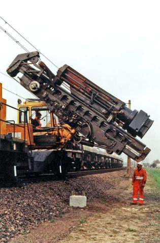 Aarsleff sp. z o.o. ponad dwadzieścia lat temu wdrożyła w Polsce technologię pali prefabrykowanych do posadowienia słupów trakcyjnych, która po dziś dzień jest podstawową technologią wykorzystywaną na kolei. Na zdjęciu trasa Warszawa - Mińsk Mazowiecki, 1