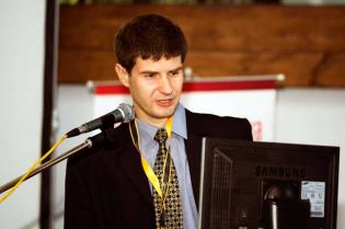 Dr inż. Bogdan Przybyła z Politechniki Wrocławskiej prezentuje narzędzia i inne metody diagnostyczne, które umożliwiają pomiary deformacji przekroju poprzecznego, rys i innych uszkodzeń rejestrowanych w przewodach kanalizacyjnych / fot. inzynieria.com