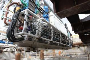 Opuszczanie części zaplecza do szybu startowego - 02.04.2012 r. / fot. z archiwum AGP Metro Polska