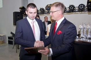 Zbigniew Kędzierski - Prezes Zarządu ZWiK Ciechanów odbiera Tytanowego Laura Inwestora z rąk Pawła Kośmider - prezesa Wydawnictwa INŻYNIERIA sp. z o.o. / fot. Quality Studio dla www.inzynieria.co