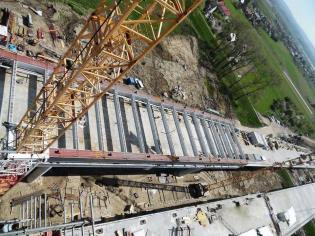 Budowa S7 od węzła Rybitwy (Christo Botewa) do węzła  Igołomska z przeprawą mostową przez Wisłę W Krakowie (kwiecień 2016 r.). Fot. www.s7botewaigolomska.pl