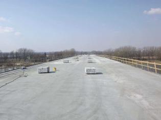 Widok zabetonowanej w całości płyty ustroju nośnego. Fot. Zarząd Dróg Wojewódzkich w Lublinie