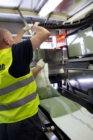 Pokaz firmy BLEJKAN S.A. Proces nasączania rękawa na placu budowy / fot. Quality Studio dla www.inzynieria.com