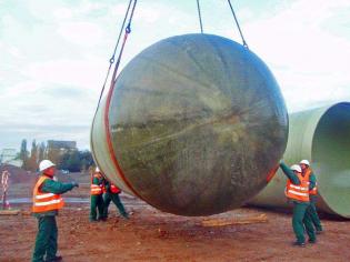 Rozładunek rur DN3800 z pojazdów transportowych. Fot. z archiwum Polonia PR s.c.