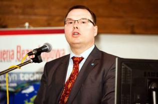 Jacek Lesiecki z firmy HOBAS System Polska  sp. z o.o. przybliża słuchaczom technologie mikrotunelowe zastosowane przy budowie układu przesyłowego ścieków z Warszawy lewobrzeżnej do OŚ Czajka / fot. inzynieria.com