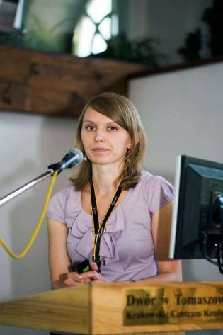 Mgr. inż. Beata Nienartowicz z Politechniki Wrocławskiej przybliża algorytmy obliczeniowe stosowane do wymiarowania wykładzin wykorzystywanych do renowacji przewodów kanalizacyjnych. Porównuje różne metody i analizuje wpływ wyboru metody na wynik końcowy 