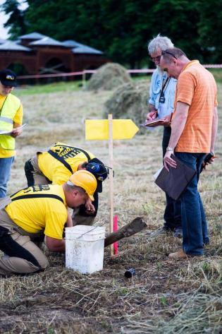 Od prawej: członkowie jury - Robert Osikowicz i Frank Canon z załogą z firmy ZRB Janicki / fot. inzynieria.com