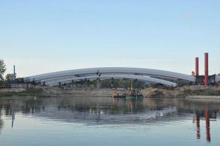 Łuki mostu na placu montażowym. Stan na październik 2012 / fot. Link PR