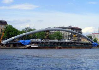 Budowa kładki - stan na 08.05.2010; fot.: inzynieria.com