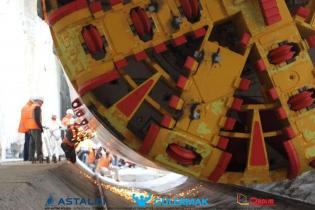 Umieszczenie TBM Anna w szybie - 04.04.2012 r. / fot. z archiwum AGP Metro Polska