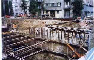 2. Zdjęcie przedstawia zabezpieczoną ścianę wykopu. Fot. z archiwum Keller Polska sp. z o.o.