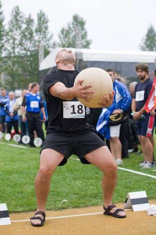Spartakiada 2012 - rzut piłką lekarską mężczyzn / fot. z archiwum Katowickich Wodociągów S.A.