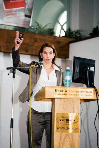 Zalety technologii bezwykopowej renowacji infrastruktury podziemnej wykładziną z rur spiralnie zwijanych SPR omawia Evelyne Endres-Sterczewski z firmy KMG Liner Tec / fot. inzynieria.com