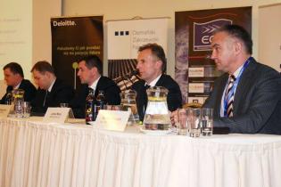 Od lewej: Paweł Andersohn, Business Development Manager, AGGREKO Polska; Tomasz Dąbrowski, Dyrektor Departamentu Energetyki, Ministerstwo Gospodarki; Sławomir Hinc, Wiceprezes Zarządu, PGNiG S.A.; Janusz Moroz, Członek Zarządu ds. Handlu, RWE Polska S.A.;