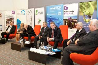 Debatana temat służebności przesyłu. Od lewej: Beniamin Chochulski  - prezes zarządu Zakładu Wodociągów i Kanalizacji sp. z o.o., Hanna Krajewska - prezes MPWiK w m.st. Warszawie S.A., Dariusz Latawiec - prezes zarządu Podhalańskiego Przedsiębiorstwa Komu