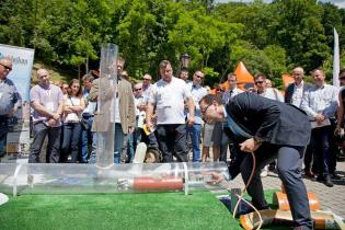 Montaż kształtki „kapeluszowej” utwardzanej promieniami UV – BLEJKAN S.A. / fot. Quality Studio dla www.inzynieria.com