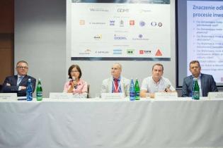 Od lewej: Tomasz Paweł Latawiec, SIDiR, Niezależny Inżynier Konsultant, Ekspert i Rozjemca FIDIC, Arbiter; Barbara Michalska, I Zastępca Prezydenta Miasta Świnoujście; Grzegorz Krzystański, Mostostal Warszawa SA; Marcin Dyguda, Zarząd Inwestycji Miejskich