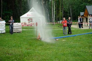 Rurociąg HDPE 110 mm wchodzi pod ziemię - początek instalacji Fot. Quality Studio dla www.inzynieria.com