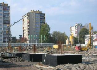 Posadowienie Centrum Plaza w Rybniku na kolumnach DSM (2005 r.). Budynek dużego centrum usługowo-rozrywkowego, obejmującego 187 stóp fundamentowych o obciążeniu do 16500 kN, planowano posadowić na palach CFA o średnicy 80 cm. Rozwiązanie zamienne, wdrożon