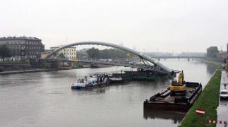 Przekładanie kładki nad Wisłą -  20.06.2010; fot.: INTOP Tarnobrzeg