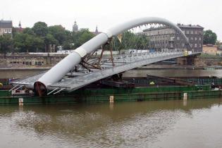 Przekładanie kładki nad Wisłą -  20.06.2010; fot.: INTOP Tarnobrzeg