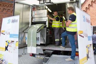 Pokaz firmy BLEJKAN S.A. Proces nasączania rękawa na placu budowy / fot. Quality Studio dla www.inzynieria.com