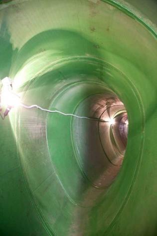 Pokaz odcinka kanalizacji zbudowanego z rur żelbetowych z okładziną PEHD o profilu jajowym – największych z oferty HABA-Beton. Fot. Quality Studio dla www.inzynieria.com