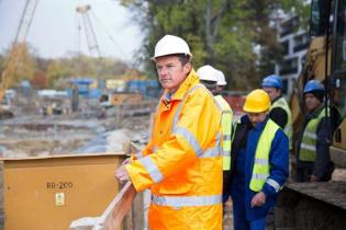 Pokaz odcinka kanalizacji zbudowanego z rur żelbetowych z okładziną PEHD o profilu jajowym – największych z oferty HABA-Beton. Na zdjęciu Dirk Hensel/HABA-Beton. Fot. Quality Studio dla www.inzyn